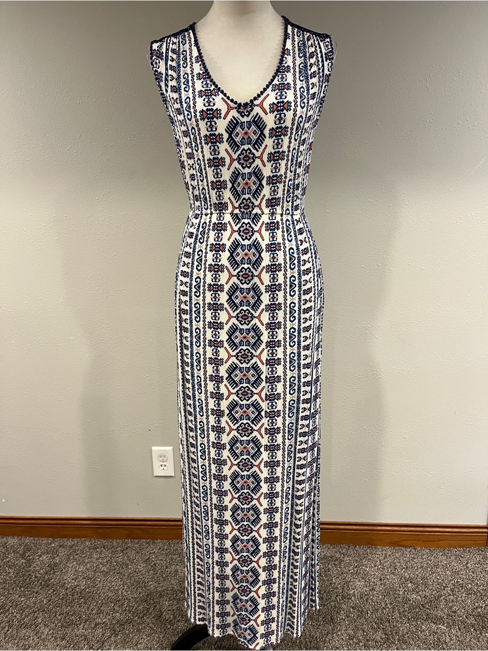 Xhilaration Sleeveless White Maxi Dress with Geo Print size small